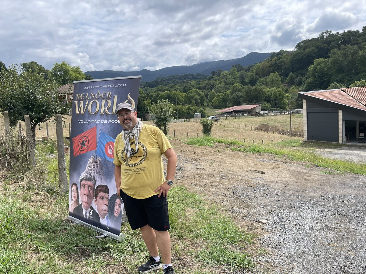 7Josean7's tweet photo. 🚵‍♀️Desde #Karrantza con las camisetas de apoyo a Plataforma en Defensa del tren Santander-Bilbao y promocionando #Neanderworld en la imagen el ciclista Carlos Rodríguez, Campeón de España. #LaVuelta22 https://t.co/Zxk2wWwzvT