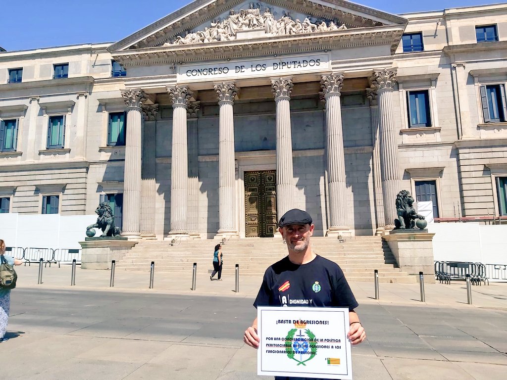 Tecnef's tweet photo. Terminada. 50 vueltas al @Congreso_Es 38 kms. Calor. Dar las Gracias a los compañeros de #sosprisiones, a @APFP_ES, a los políticos que se han acercado, @populares, @vox_es , a la @policia por el trato recibido, a @EspejoPublico. Seguiremos luchando en cada iniciativa. Ánimo 5. https://t.co/ZWCW9q2igK