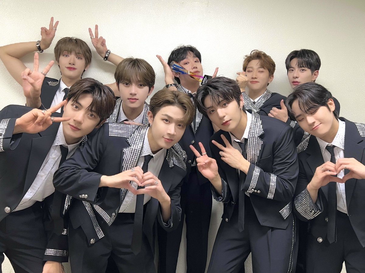 GoldenChild's tweet photo. [📸] 220825 2022 K 글로벌 하트 드림 어워즈

골드니스가 안겨준 🏆K 글로벌 베스트 뮤직비디오상🏆
우리 언제나 추억만 되감아 걸으며🎵
오래오래 사랑하기로 해요! 고마워요 골드니스💛

#GoldenChild #골든차일드
#AURA #아우라 #Replay #리플레이
#2022HDA #하트드림어워즈 https://t.co/Dfhv82btVs