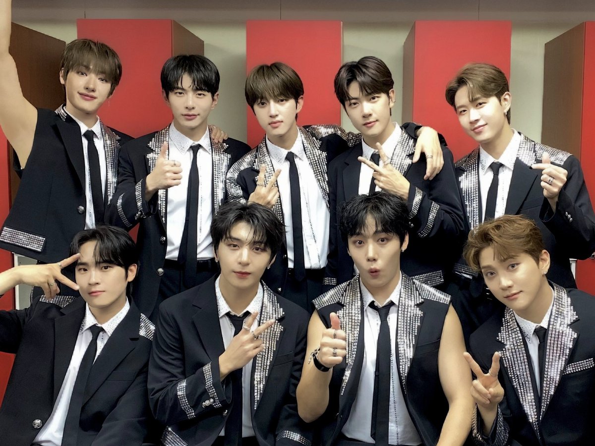 GoldenChild's tweet photo. [📸] 220825 2022 K 글로벌 하트 드림 어워즈

골드니스가 안겨준 🏆K 글로벌 베스트 뮤직비디오상🏆
우리 언제나 추억만 되감아 걸으며🎵
오래오래 사랑하기로 해요! 고마워요 골드니스💛

#GoldenChild #골든차일드
#AURA #아우라 #Replay #리플레이
#2022HDA #하트드림어워즈 https://t.co/Dfhv82btVs