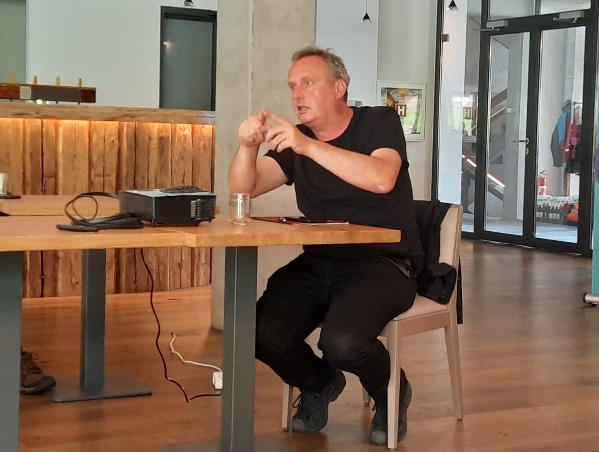 obcinst's tweet photo. Tomáš Pojar: "Emisní povolenky jsou pořád posvátná kráva. Ano, nedávají smysl, ale zkuste to říct ve Stockholmu, Berlíně, Bruselu... To je jako náraz do zdi."

#letniskolaOI https://t.co/44VtMsKcJP