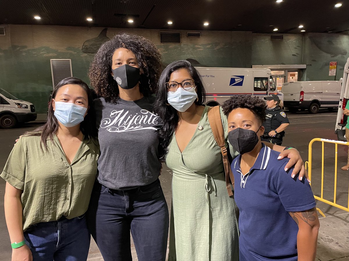 Up early with <a href="/thenyic/">New York Immigration Coalition (NYIC)</a> <a href="/MaketheRoadNY/">Make the Road NY 🦋</a> and Council Members <a href="/CMJulieWon/">cmjuliewon.bsky.social</a> <a href="/CMShahanaHanif/">Council Member Shahana Hanif</a> and @crystalrhudson to welcome asylum seekers who have been cruelly bussed to NYC from TX. Today a woman with a 6 day old baby arrived after a 3 day bus journey.