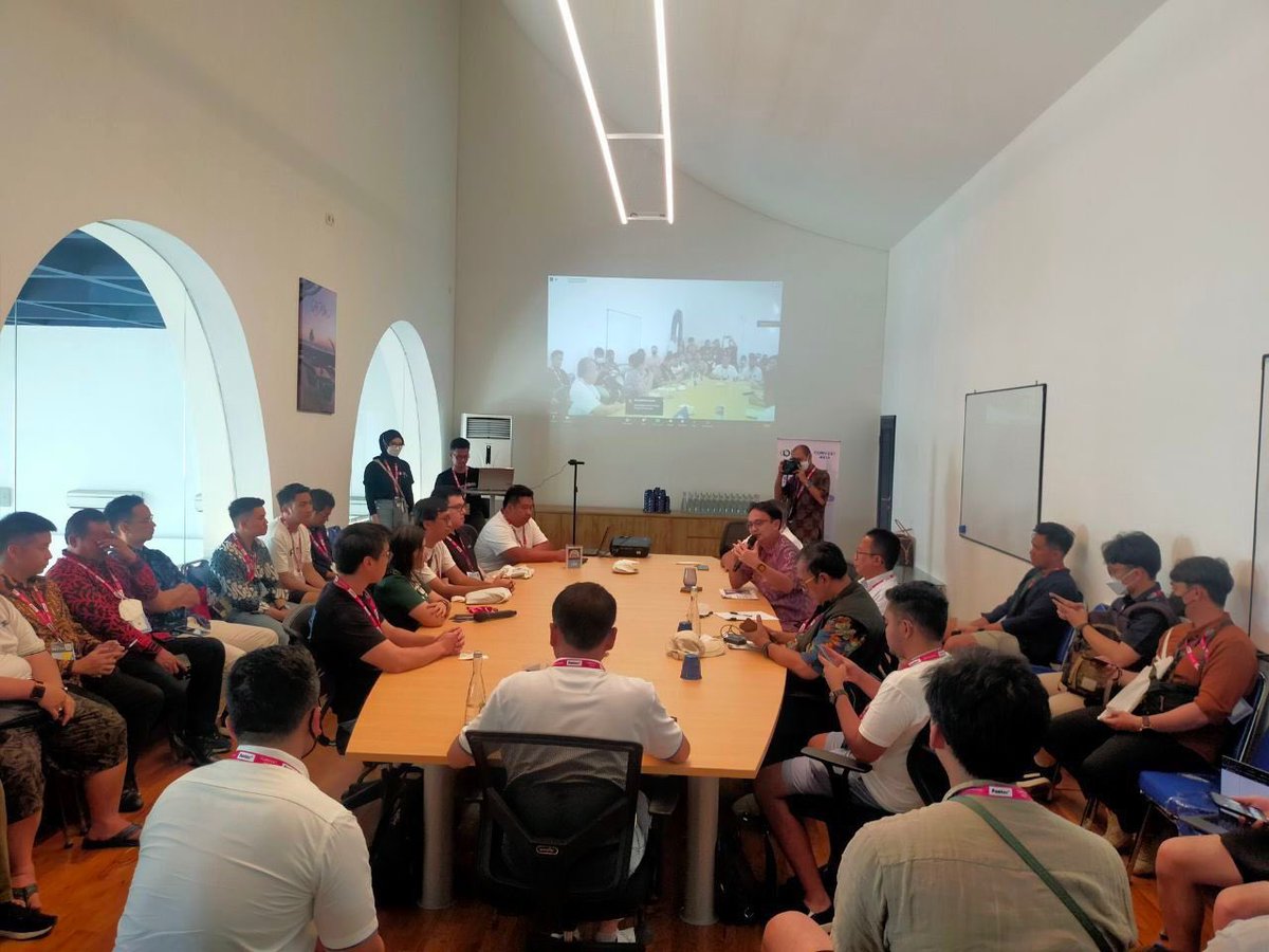 indrawxyz's tweet photo. Joined the Regulatory Roundtable with Ministry of Trade, Ministry of Communication &amp; Tech, Ministry of Tourism &amp; Creative Economy, and Commodity Futures Trading Supervisory Body of Indonesia 🇮🇩.

#Crypto is growing fast here and we are ready 🔥@FUNCTIONX_IO @PundiXLabs https://t.co/ourAVn9qaT