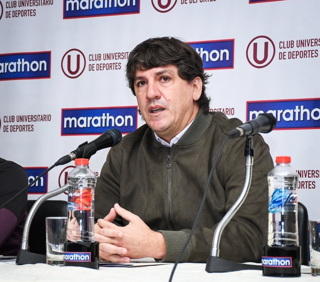 UnidosxLaU's tweet photo. Hoy a las 9:00 pm en @UnidosxLaU. Al cumplir un año al frente de @Universitario el administrador del club @jferrari5 estará en vivo en nuestro espacio de todos los jueves. No te lo pierdas. Nos conectamos minutos antes de las 9:00. Y dale U, carajo. https://t.co/DE8skELqcl