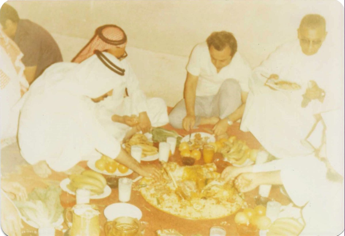 DrMalowein's tweet photo. 1- أقام د. #محمد_بن_سعد_الدبل - رحمه الله - على سطح منزله بحي #السبالة حفلة عشاء فخمة بمعيار ذلك الزمن 1398هـ بعد نيله درجة الماجستير ، وحضرها أساتذة كلية اللغة العربية وعدد من أصدقائه.
لم تغب عني كاميرتي فدونتها للتاريخ.
وفي كتابي القادم #مشاهير_التقيت_بهم حديث مفصل عنها. يتبع https://t.co/MVpz8alMtY