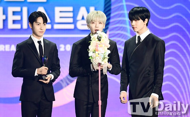 NCTDREAMCENTER's tweet photo. 220825 PRESS: NCT DREAM accepting Best Artist Award at 2022 K GLOBAL HEART DREAM AWARDS (HDA)

#JISUNG #JAEMIN #RENJUN
#6rowingUpWith7DREAM
#NCTDREAM @NCTsmtown_DREAM https://t.co/QJP5fXXQkO