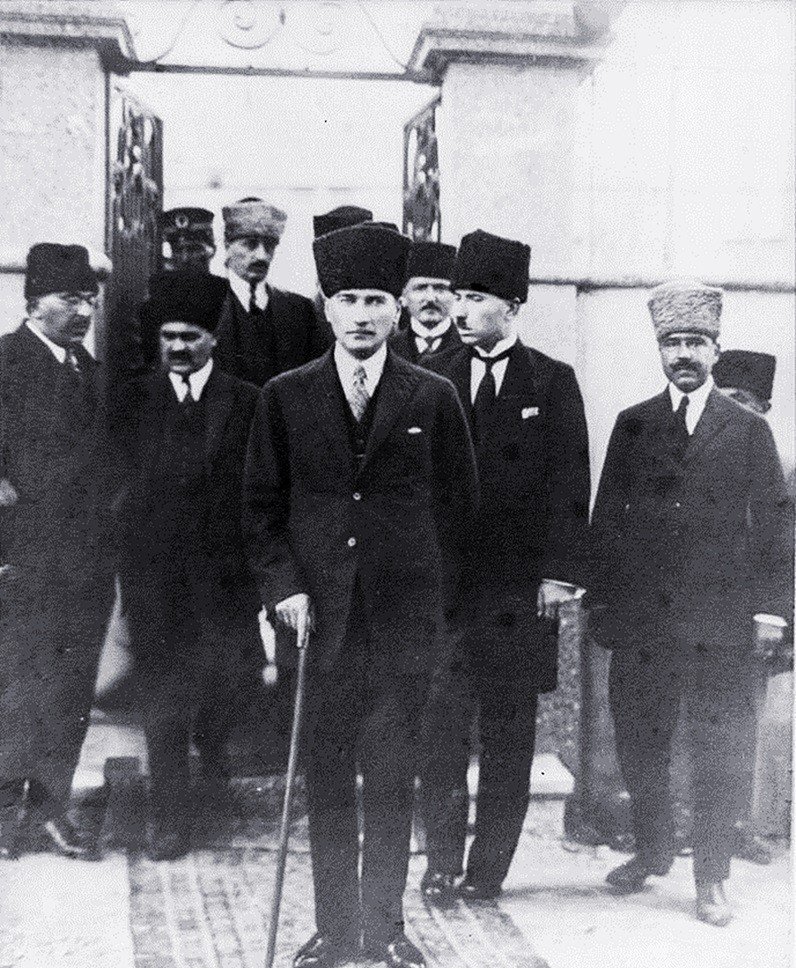 TurkunInkilabi's tweet photo. "Cumhuriyet; fikren, ilmen, fennen, bedenen kuvvetli ve yüksek seciyeli (karakterli) muhafızlar ister."

(Cumhurbaşkanı Gazi M. Kemal Bey, 25 Ağustos 1924) https://t.co/MED2fYxnRY