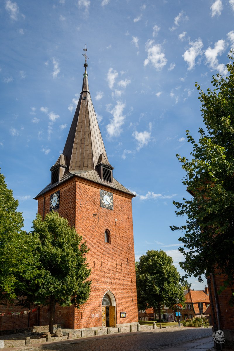 allavoro_de's tweet photo. Moinsen! @roter_weise lag gestern mit #StMichaelis in #Lütjenburg richtig. Die romanische Backsteinkirche wurde ab 1156 errichtet, der frühgotische Chor ab Ende des 13. Jhd. eingezogen. Lütjenburg hat auch einen netten, kleinen Marktsplatz. https://t.co/2UhJgfsh3T