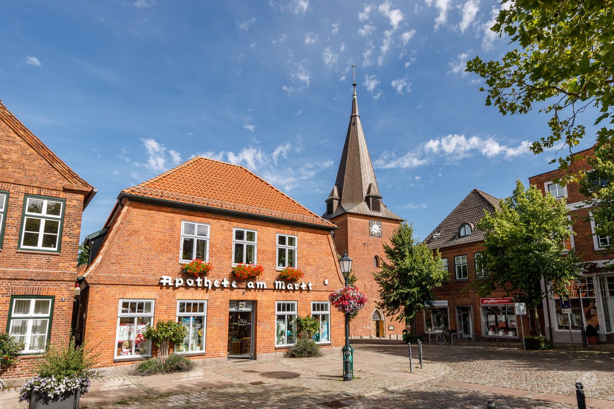 allavoro_de's tweet photo. Moinsen! @roter_weise lag gestern mit #StMichaelis in #Lütjenburg richtig. Die romanische Backsteinkirche wurde ab 1156 errichtet, der frühgotische Chor ab Ende des 13. Jhd. eingezogen. Lütjenburg hat auch einen netten, kleinen Marktsplatz. https://t.co/2UhJgfsh3T