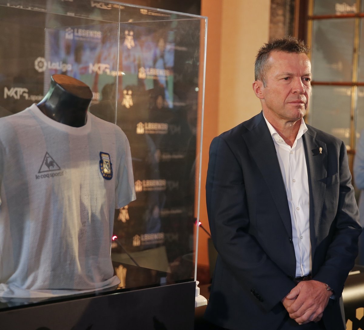 dataref_ar's tweet photo. "Todo se puede comprar con dinero, pero decidí obsequiarle esta camiseta al pueblo argentino".

🗣️ Lothar Matthäus tras entregar la casaca que usó Diego Armando Maradona en la final de México 1986. https://t.co/g4aeLjH09H