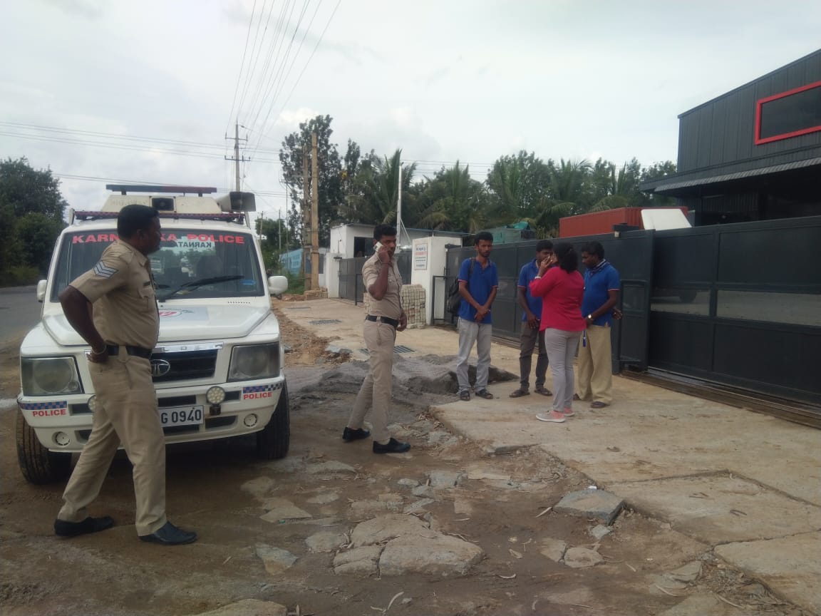 riseupforrights's tweet photo. 3 delivery boys were fired without any reason and notification, and this was a sudden surprise for them.
To resolve this issue, our team reached the office, and now the boys are going to get an additional salary of 2 months as a composition.
Location - Bidadi, Karnataka https://t.co/SD655TOZLp