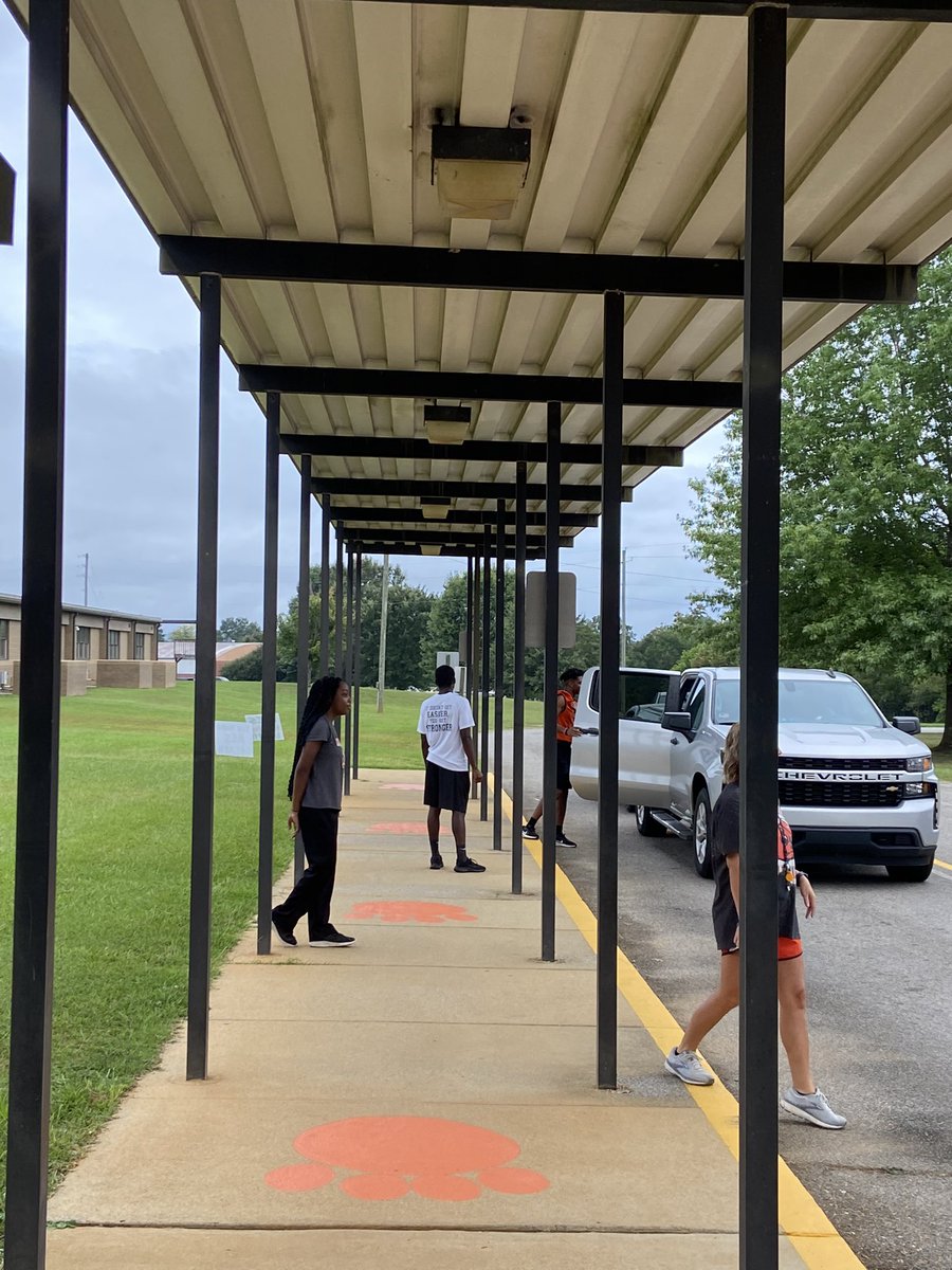 cobb1212's tweet photo. We were so excited to have our AHS athletes greeting our elementary students this morning at the bus and car rider line. Team members from cross country, football, and volleyball represented their teams well. It’s a great day to be a Valley Cub! https://t.co/jquYUkGReb