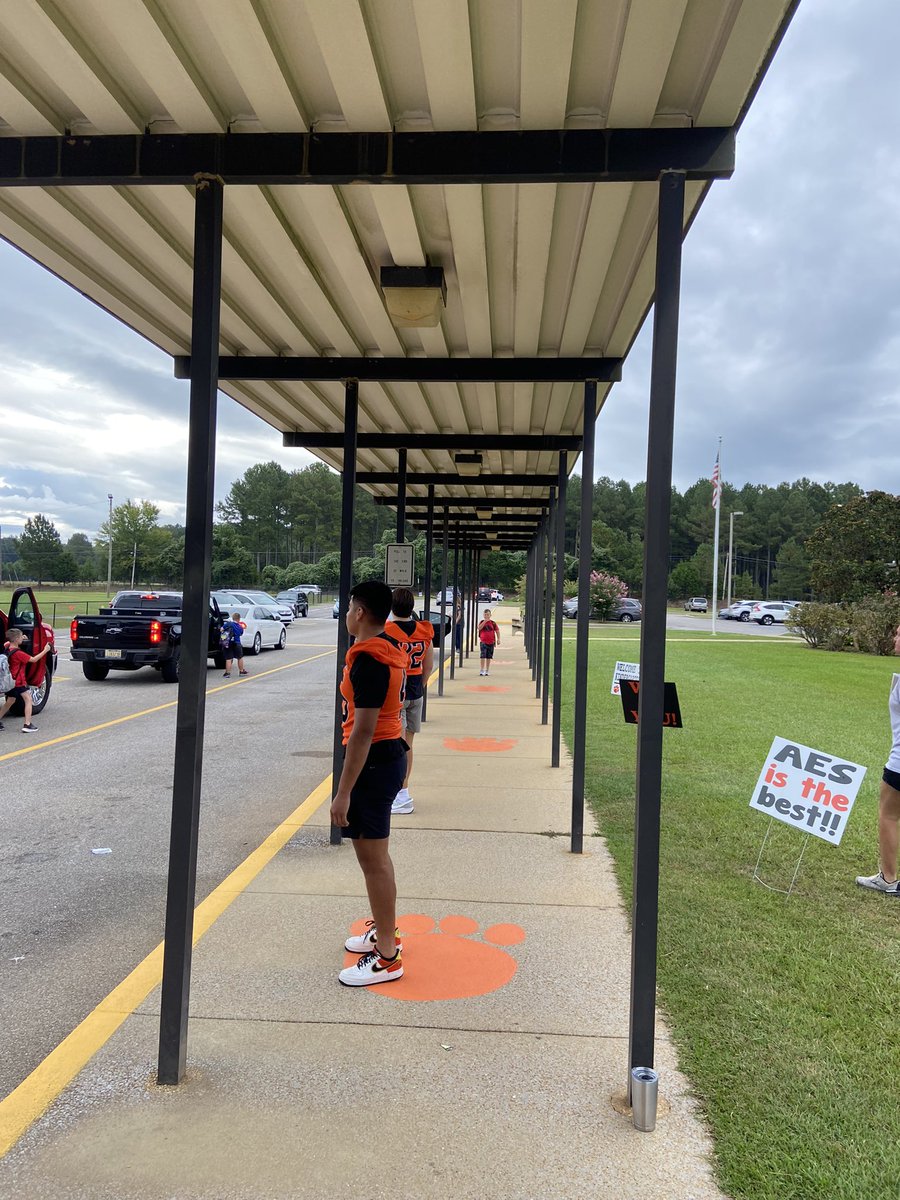 cobb1212's tweet photo. We were so excited to have our AHS athletes greeting our elementary students this morning at the bus and car rider line. Team members from cross country, football, and volleyball represented their teams well. It’s a great day to be a Valley Cub! https://t.co/jquYUkGReb
