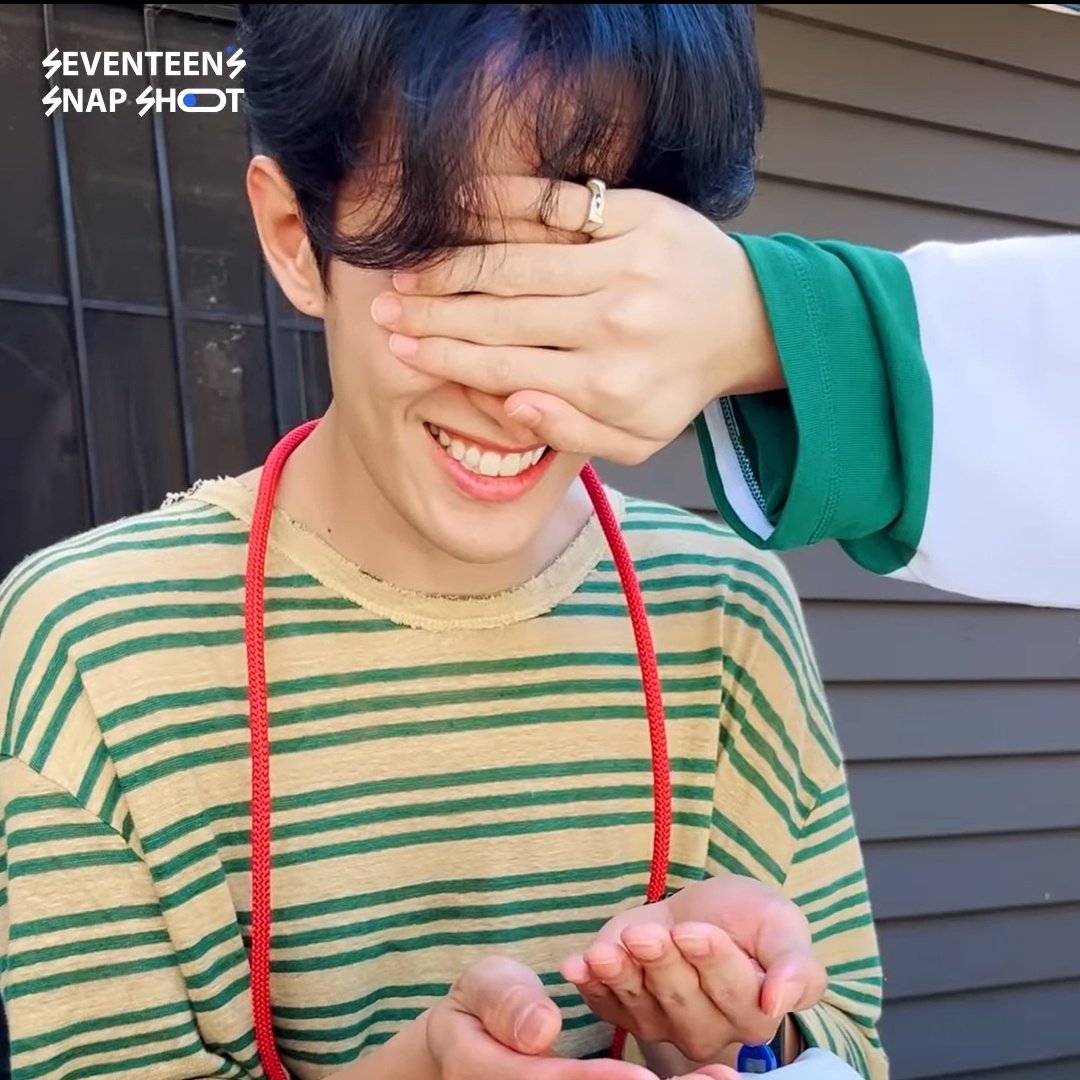 thinkabtjhc's tweet image. Jeonghan covering dk's eyes and patiently encouraging him to try the fried grasshopper 🥺🥺

@pledis_17 #세븐틴 #도겸 #정한