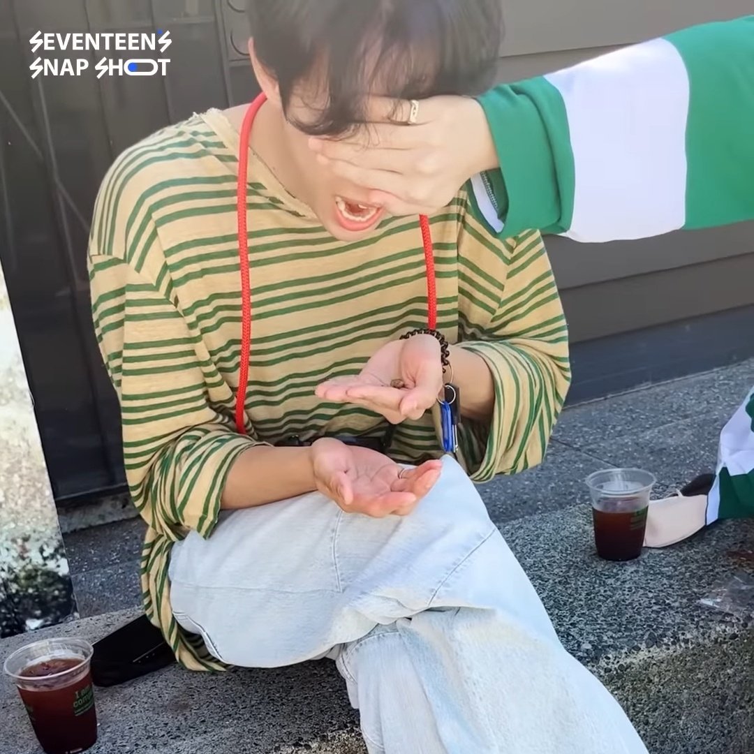 thinkabtjhc's tweet image. Jeonghan covering dk's eyes and patiently encouraging him to try the fried grasshopper 🥺🥺

@pledis_17 #세븐틴 #도겸 #정한