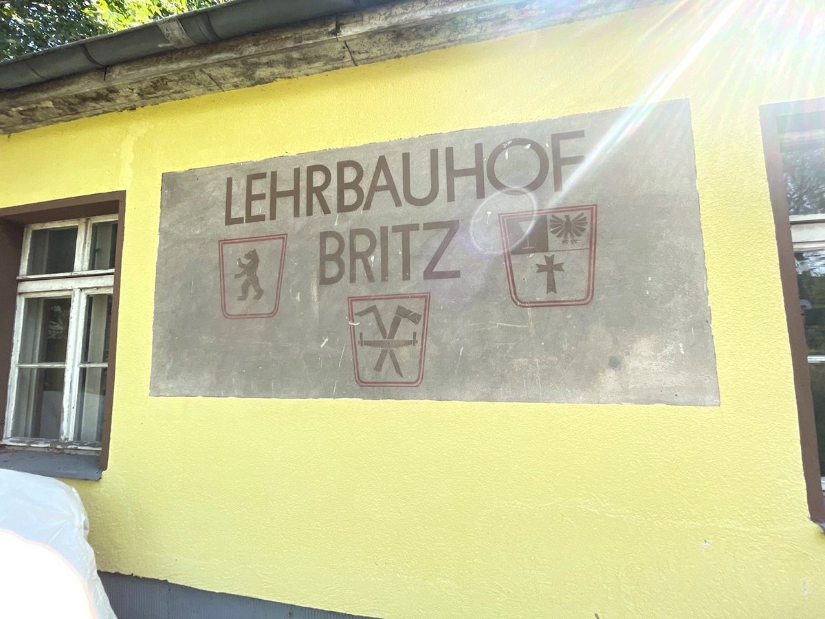 SenStadtBerlin's tweet photo. Auf letzten Station bleiben wir in Neukölln. Zusammen mit @Tu_Berlin, @Uni_Stuttgart und @tubraunschweig baut die #StadtundLand hier 36 Wohnungen als Nachhaltigkeitspilot. Zwei Häuser werden in unterschiedlicher Bauweise errichtet, um sie langfristig miteinander zu vergleichen. https://t.co/YpOYrctyLY