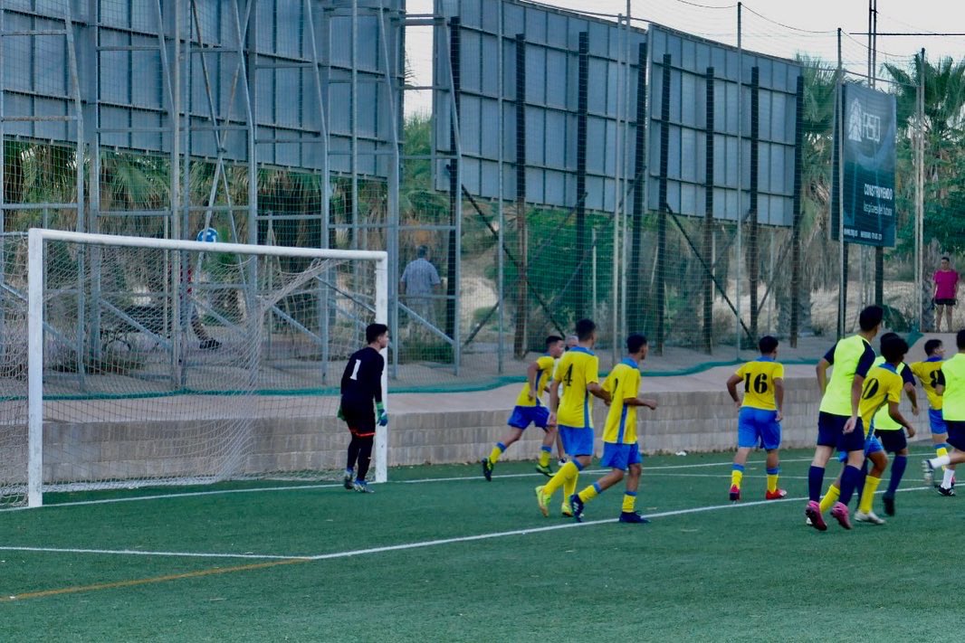 ADBarrioPeral's tweet photo. 📸 GALERIA ||
👉🏼 Nuestro #JuvenilAutonómica sigue con la preparación de cara al inicio de liga 🏋🏻♂️.
✅ En la tarde de ayer, disputó un partido contra el @mmfc_cantera ⚽️.
#ForzaBarrio 💛💙
#QueremosContarContigo 🤜🏼 https://t.co/56X77AGfU3