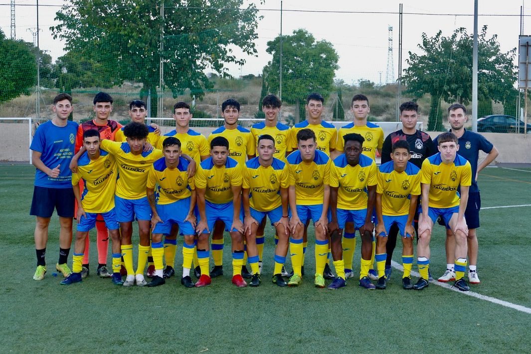 ADBarrioPeral's tweet photo. 📸 GALERIA ||
👉🏼 Nuestro #JuvenilAutonómica sigue con la preparación de cara al inicio de liga 🏋🏻♂️.
✅ En la tarde de ayer, disputó un partido contra el @mmfc_cantera ⚽️.
#ForzaBarrio 💛💙
#QueremosContarContigo 🤜🏼 https://t.co/56X77AGfU3