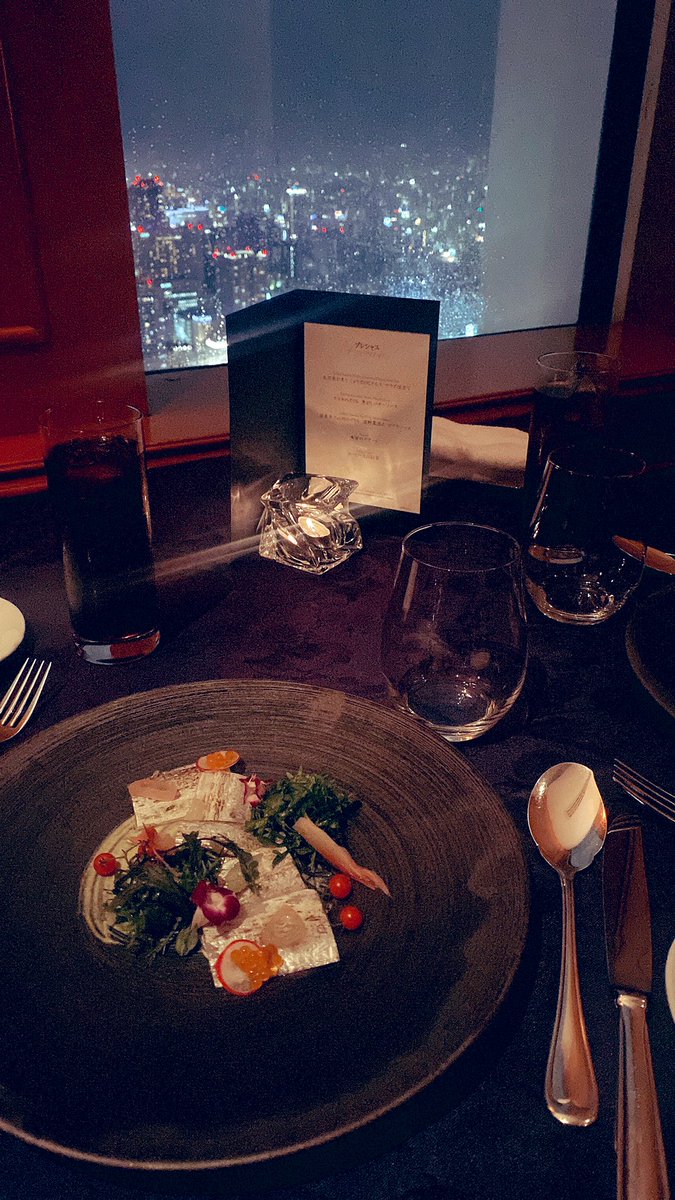 kaz_anubis's tweet photo. 結婚記念日だからディナーに行ってきた！
地上210mなんだってー！
雨降ってきて景色が😭 https://t.co/sxF0aDAn0w