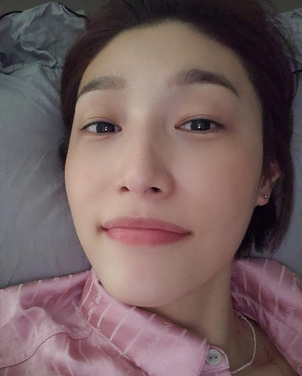 precious_kimm's tweet photo. 언니 해외나가서 잠깐 국제커플됏을때 내가 머하는지 사진보내져 이러면 뭐하는지사진보내는게아니라 이렇게 자기셀카만 보낼거같음;; 킹랑스럽

운동하는중 하기실타
점심먹었음. 졸리당
애기 나잔다~ 굿밤~❤️ https://t.co/qsltY9yzd9
