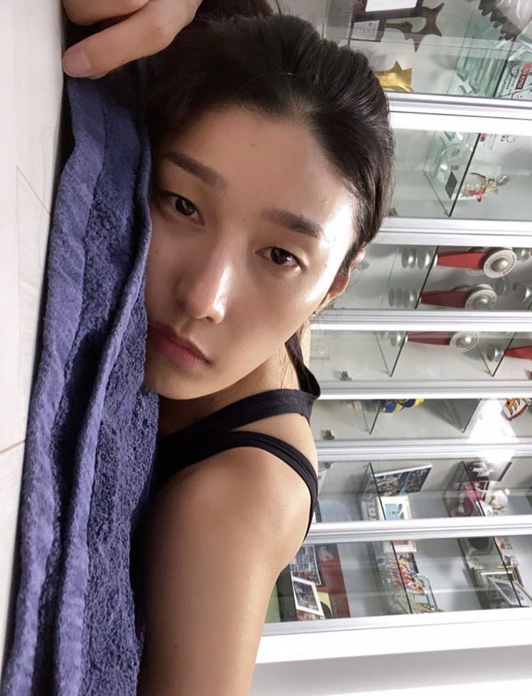 precious_kimm's tweet photo. 언니 해외나가서 잠깐 국제커플됏을때 내가 머하는지 사진보내져 이러면 뭐하는지사진보내는게아니라 이렇게 자기셀카만 보낼거같음;; 킹랑스럽

운동하는중 하기실타
점심먹었음. 졸리당
애기 나잔다~ 굿밤~❤️ https://t.co/qsltY9yzd9