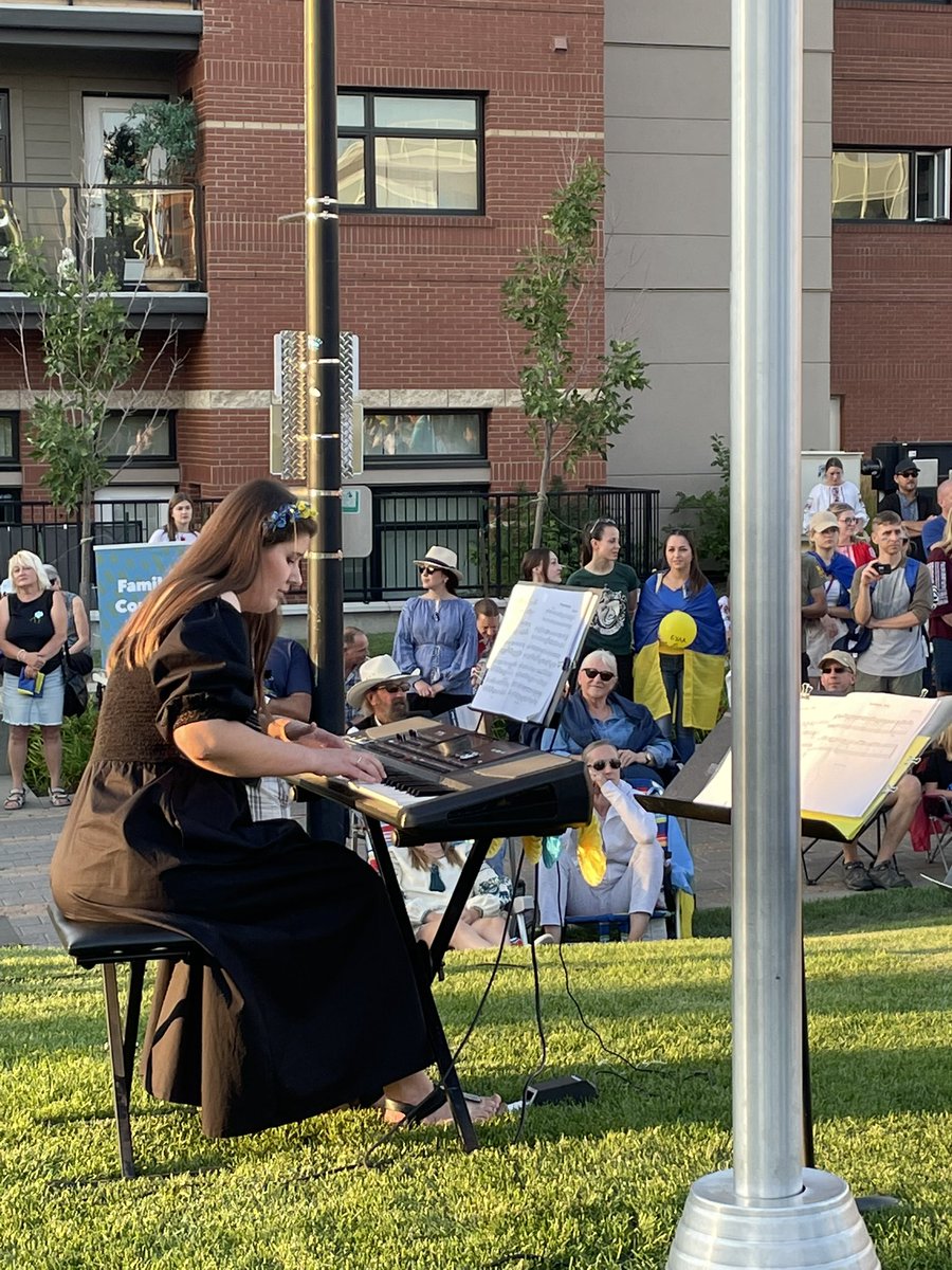LPohoreski's tweet photo. What a beautiful night in Sherwood Park ! Слава Україні! #UkraineIndependenceDay  #ДеньНезалежностіУкраїни #StandWithUkraine https://t.co/59cwLnmBSU