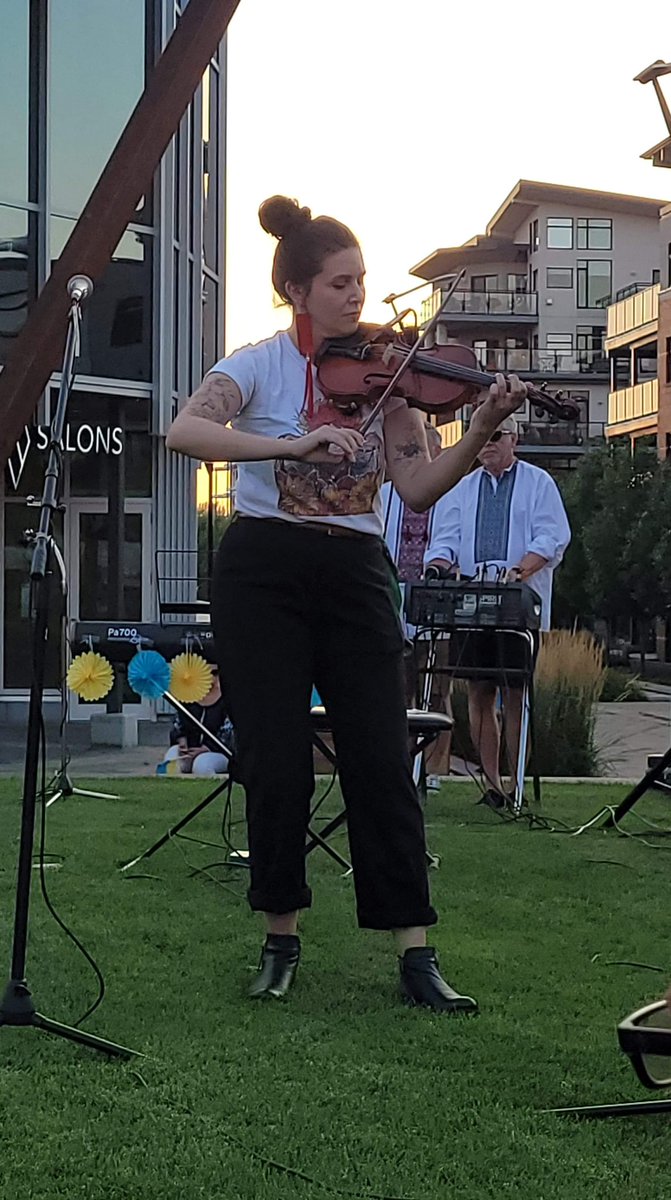 LPohoreski's tweet photo. What a beautiful night in Sherwood Park ! Слава Україні! #UkraineIndependenceDay  #ДеньНезалежностіУкраїни #StandWithUkraine https://t.co/59cwLnmBSU