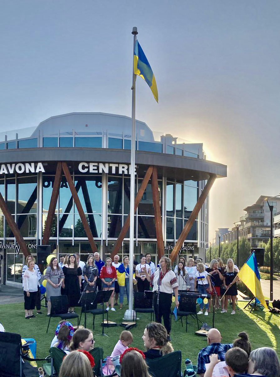 LPohoreski's tweet photo. What a beautiful night in Sherwood Park ! Слава Україні! #UkraineIndependenceDay  #ДеньНезалежностіУкраїни #StandWithUkraine https://t.co/59cwLnmBSU