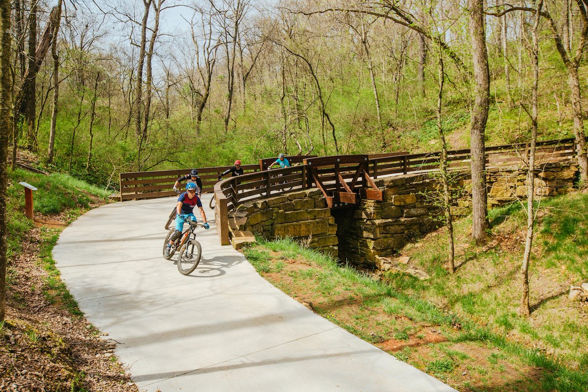 Laneshift2's tweet photo. Fall is in the air! We hope you get the chance to get outside today to take in some sun on foot or on a bike.  Just 15 minutes of activity (walk, bike, hike) outdoors can improve your mood, sharpen your focus, and can help give you a better outlook on your day. Get moving! https://t.co/Ks8oOUWkHH