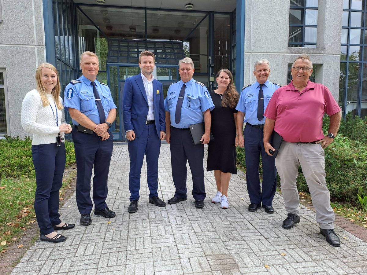 Kiitos @LUpoliisi erinomaisesta tapaamisesta ja hyvästä yhteistyöstä viranomaisten välillä. Yhdessä luomme edellytykset hyvinvoinnille ja turvatulle elämälle vauvasta vaariin #vihti <a href="/TimoSaarinen15/">Timo Saarinen</a> @HavuElina 
 #kimmomarkkula #jarmopitkämäki <a href="/HaapanenMari/">Mari Haapanen</a>