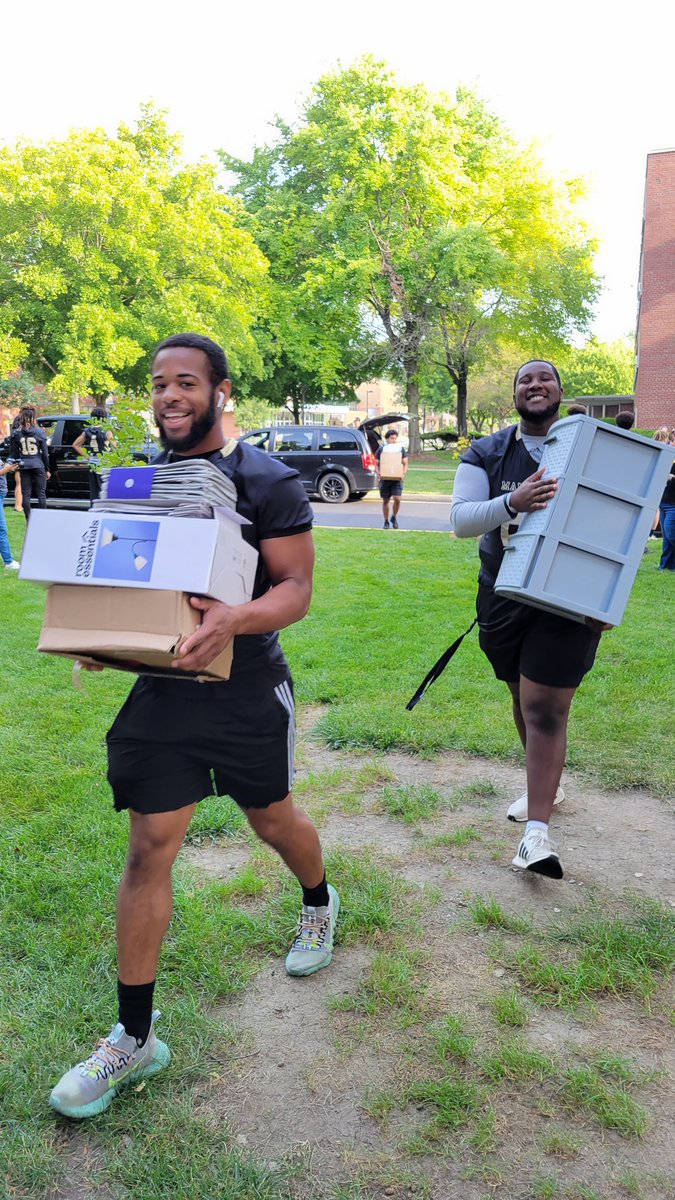 The only way to welcome students back to @ManchesterUniv!! Move-In Day is underway for the Spartans #MUSpartans #MUFootball #SHIELD #MoveInDay