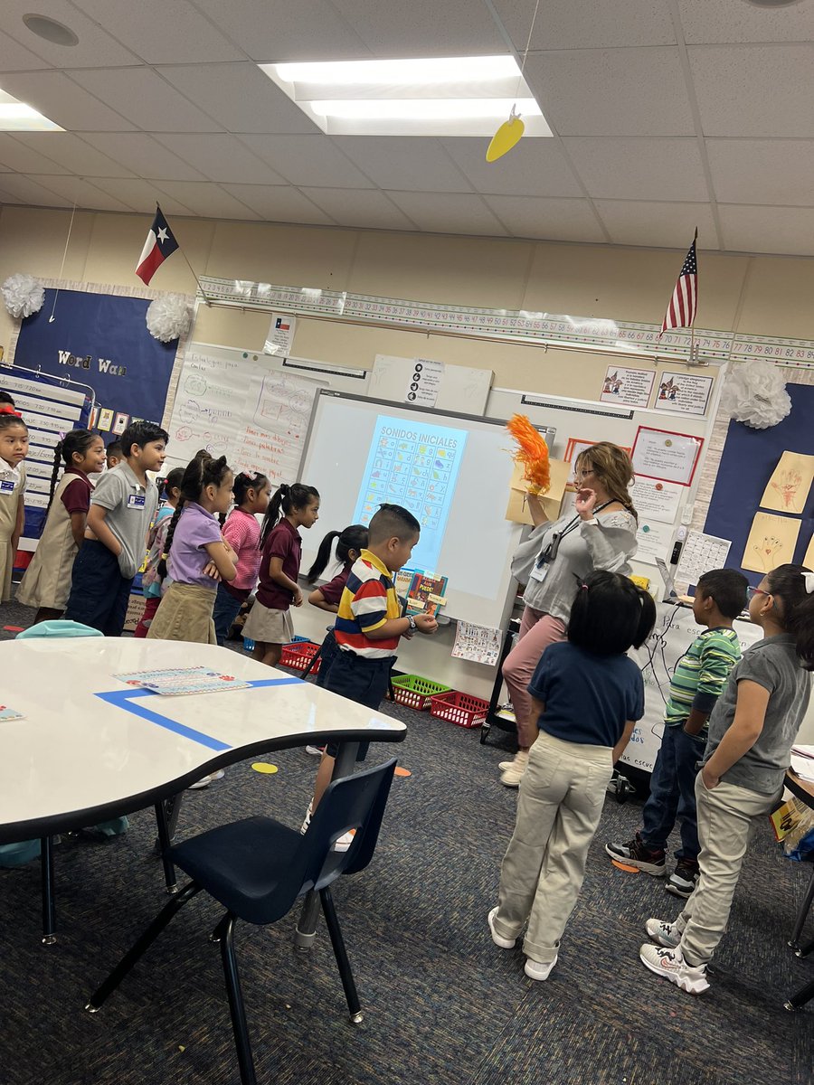 SuperMsBentz's tweet photo. Morning Meeting with my kinder cuties in Mrs. Hernandez class. Today’s message: “Tu sí puedes, Yes you can!”@vanunio @LakelandES @LISD_CSW #OneLISD #OneLakeland #makingconnections #buildingeachother #positivemindset #dancingandlearning https://t.co/i32AnZel09