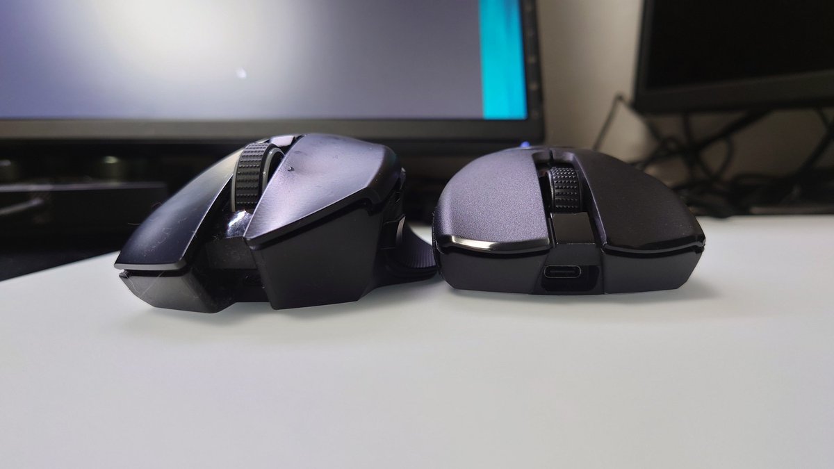 routes3910's tweet photo. #Razer #gaming
#ゲーミングマウス
#viper #basiliskultimate
Viper v2 proとVasilisk ultimate
の比較。
Vipperは58g
basiliskは105g(トリガー非装着)
参考にどうぞ https://t.co/nakej4540q