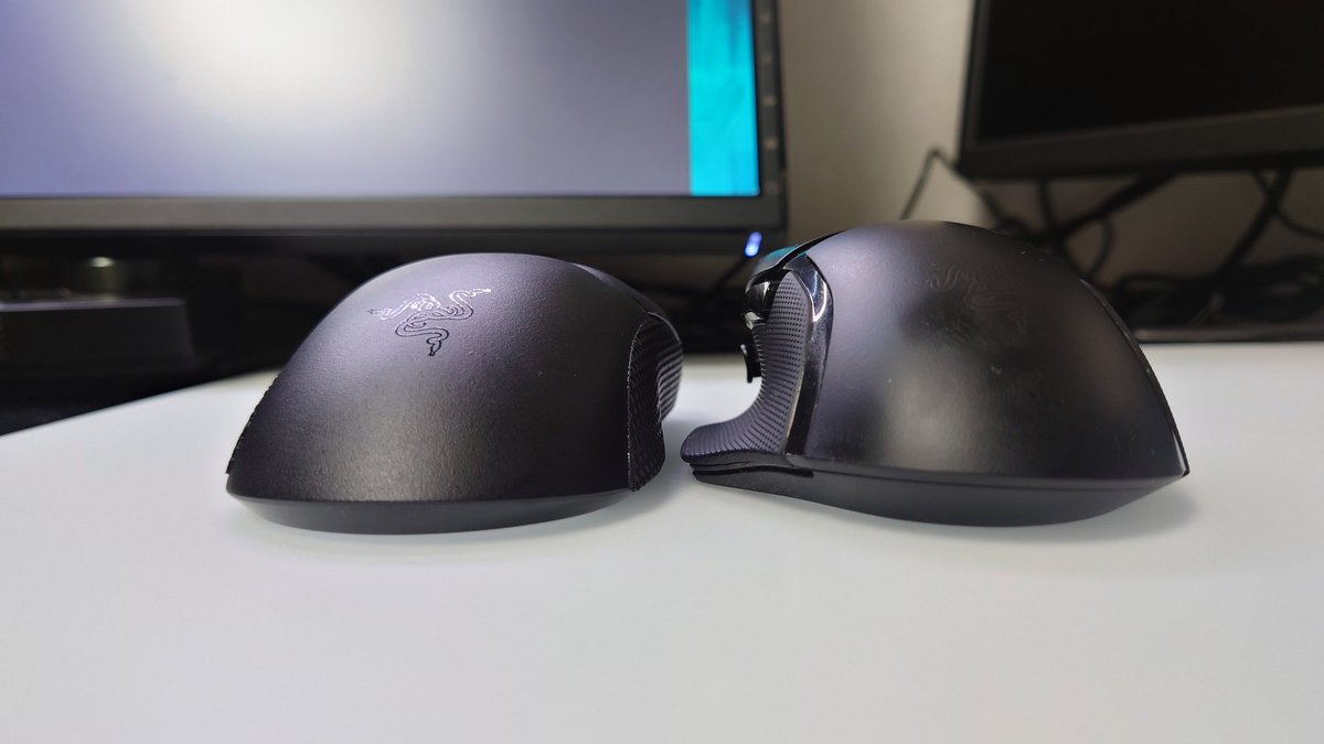routes3910's tweet photo. #Razer #gaming
#ゲーミングマウス
#viper #basiliskultimate
Viper v2 proとVasilisk ultimate
の比較。
Vipperは58g
basiliskは105g(トリガー非装着)
参考にどうぞ https://t.co/nakej4540q