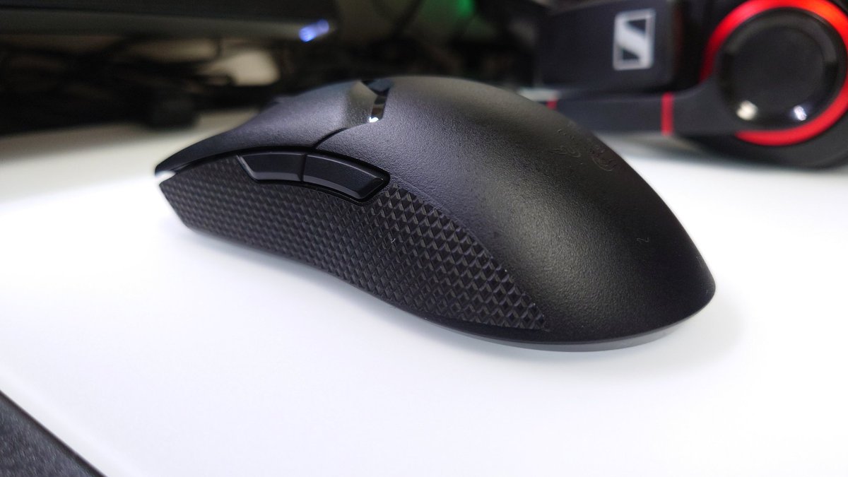 routes3910's tweet photo. #Razer #gaming
#ゲーミングマウス
#viper #basiliskultimate
Viper v2 proとVasilisk ultimate
の比較。
Vipperは58g
basiliskは105g(トリガー非装着)
参考にどうぞ https://t.co/nakej4540q
