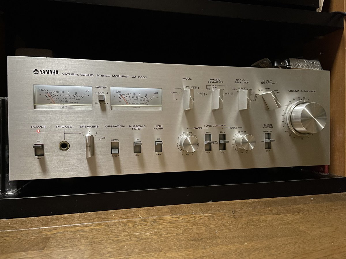 ca20002008's tweet photo. 今日はチューナーでFMを聴きながら寝るとします
部屋の照明を少し暗くして撮ってみましたが、文字盤やメーターの照明が綺麗に見えますね
1970年代のヤマハは音もデザインもこだわりが感じられます☺️
#CT7000
#CA2000 https://t.co/ZSfF4da1rY