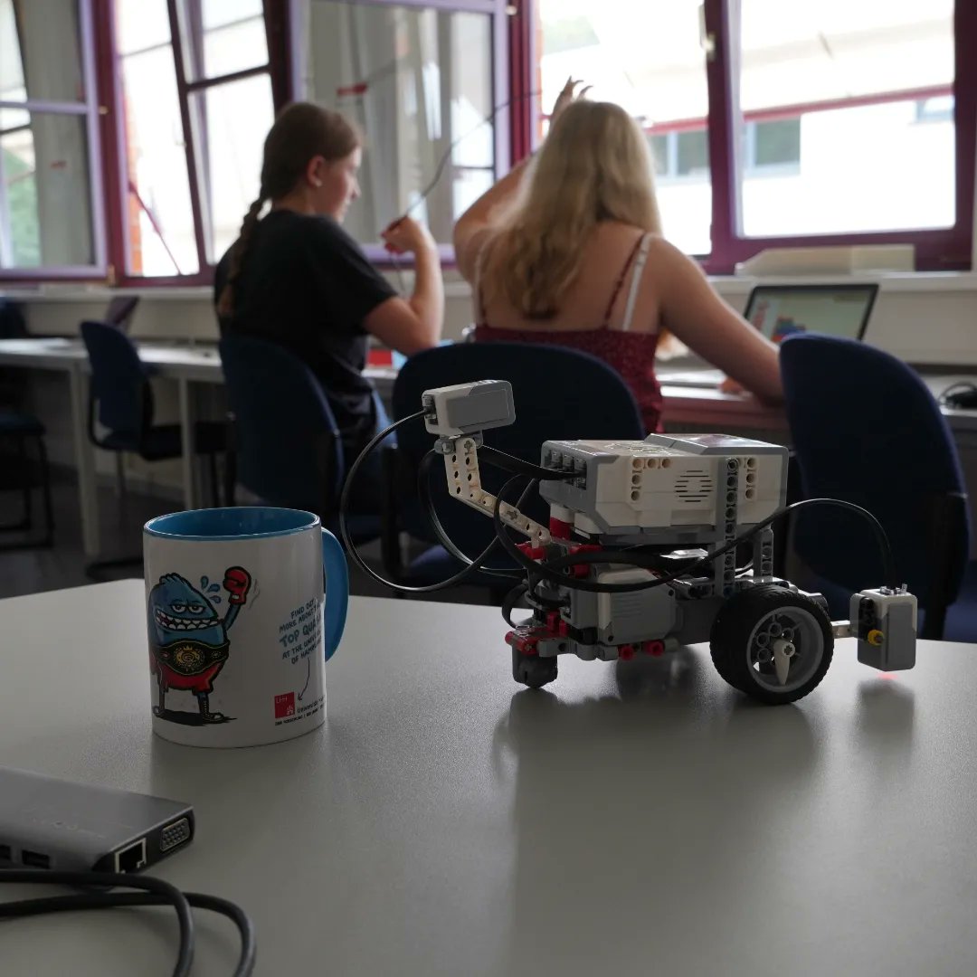 cui_unihh's tweet photo. Am zweiten Tag der Physik-Projekt-Tage #ppt2022 haben die Schülerinnen zusammen mit Wissenschaftler*Innen an spannenden Projekten gearbeitet.👩🔬👩💻 @desy @quunihh @unihh @mintfit_hamburg #schullabor #twitterlehrerzimmer https://t.co/cLwhbWmr0c