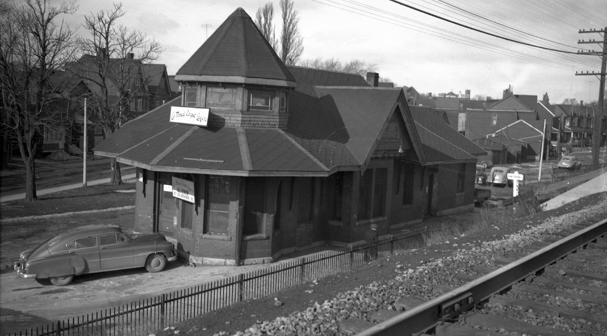 OntarioLine's tweet photo. #TBT to the original Riverdale Railway Station, which originally opened in 1896 but closed during the Great Depression. With the Ontario Line, we're bringing a station back to this community - this time with a new subway line! Contrast the past with the future station concept 👇 https://t.co/VsLnkRi6Cl