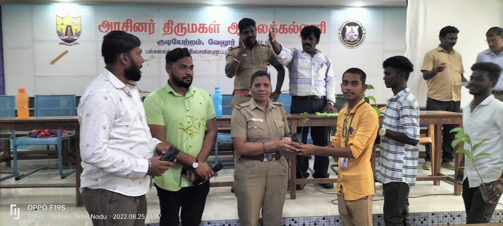 Mujahid_Akber's tweet photo. Anti drugs, Cyber crime /Cyber security and Sapling distribution programme at Government Thirumagal Mills College - Gudiyatham Vellore district 

@VellorePolice @sp_tirupathur @CMOTamilnadu @Cyberdost https://t.co/IwEYs32Whk