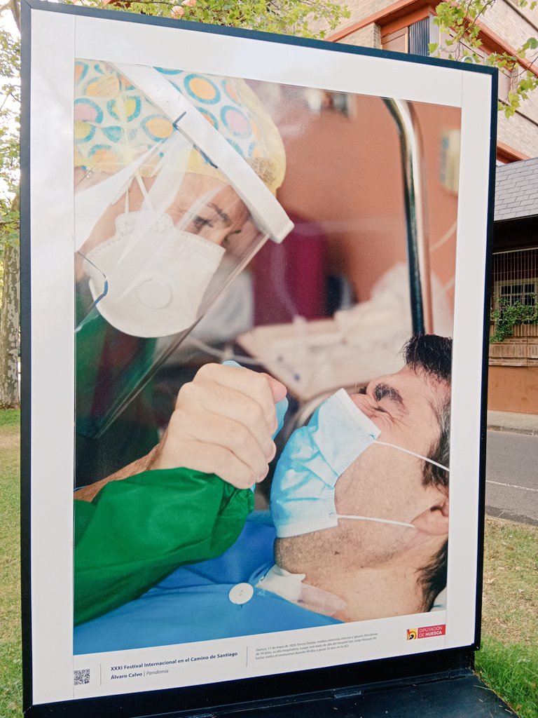 Expo de fotos "pandémicas" durante el paseo de hoy. Nos vienen a la cabeza muchas vivencias de aquellos días y nos quedamos con la certeza y satisfacción del curro bien hecho durante cada minuto de pandemia en la resi ✨ bonitas fotos para seguir abriendo conciencias a la peña 🫡