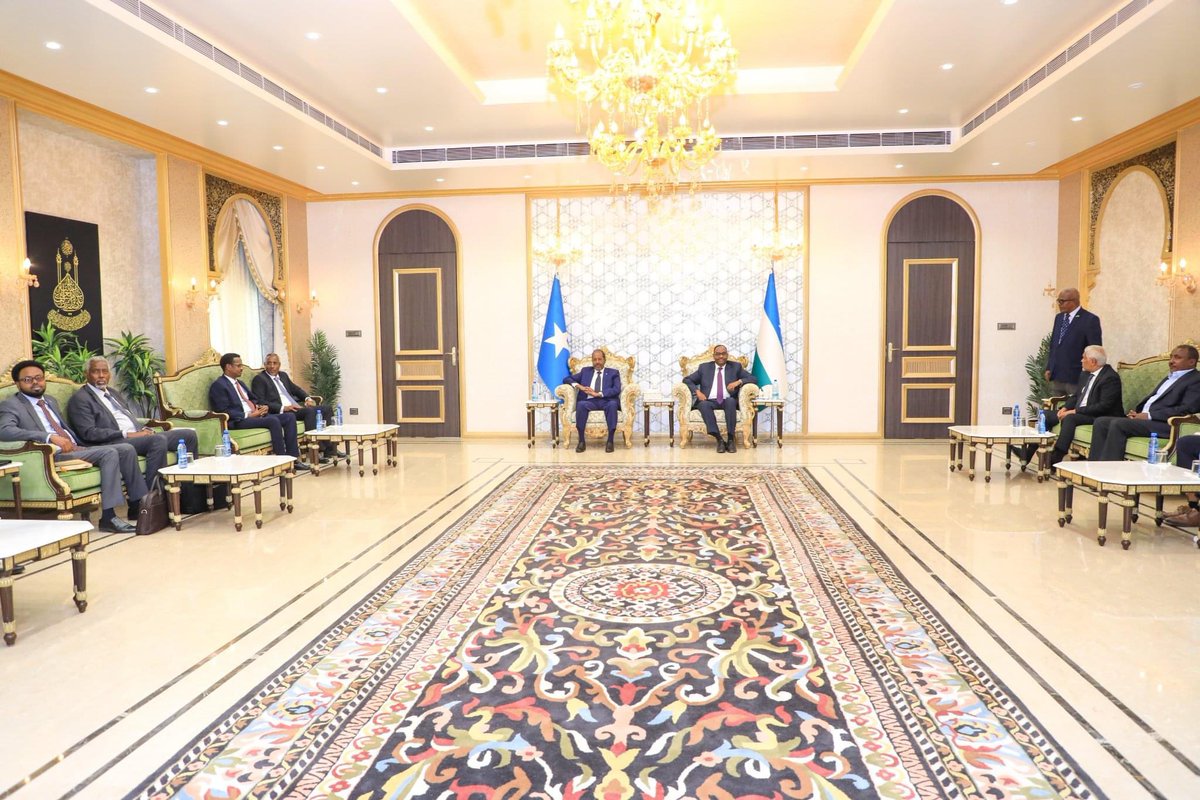 TheVillaSomalia's tweet photo. Madaxweynaha JFS Mudane @HassanSMohamud ayaa si diirran waxaa ugu soo dhoweeyey magaalada Garoowe, Madaxweynaha Puntland Mudane Siciid Cabdullaahi Deni, Madaxweyne Ku-xigeenkiisa Mudane Axmed Cilmi Karaash, Wasiirro, Xildhibaanno iyo qaybaha kala duwan ee bulshada. https://t.co/gLNmvlFaLS