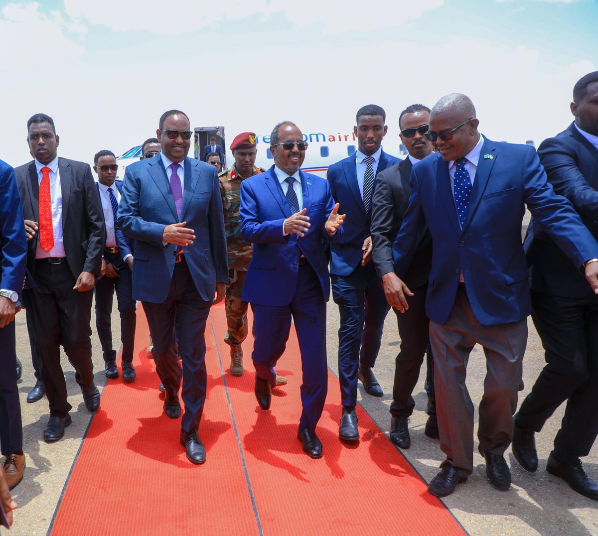 TheVillaSomalia's tweet photo. Madaxweynaha JFS Mudane @HassanSMohamud ayaa si diirran waxaa ugu soo dhoweeyey magaalada Garoowe, Madaxweynaha Puntland Mudane Siciid Cabdullaahi Deni, Madaxweyne Ku-xigeenkiisa Mudane Axmed Cilmi Karaash, Wasiirro, Xildhibaanno iyo qaybaha kala duwan ee bulshada. https://t.co/gLNmvlFaLS
