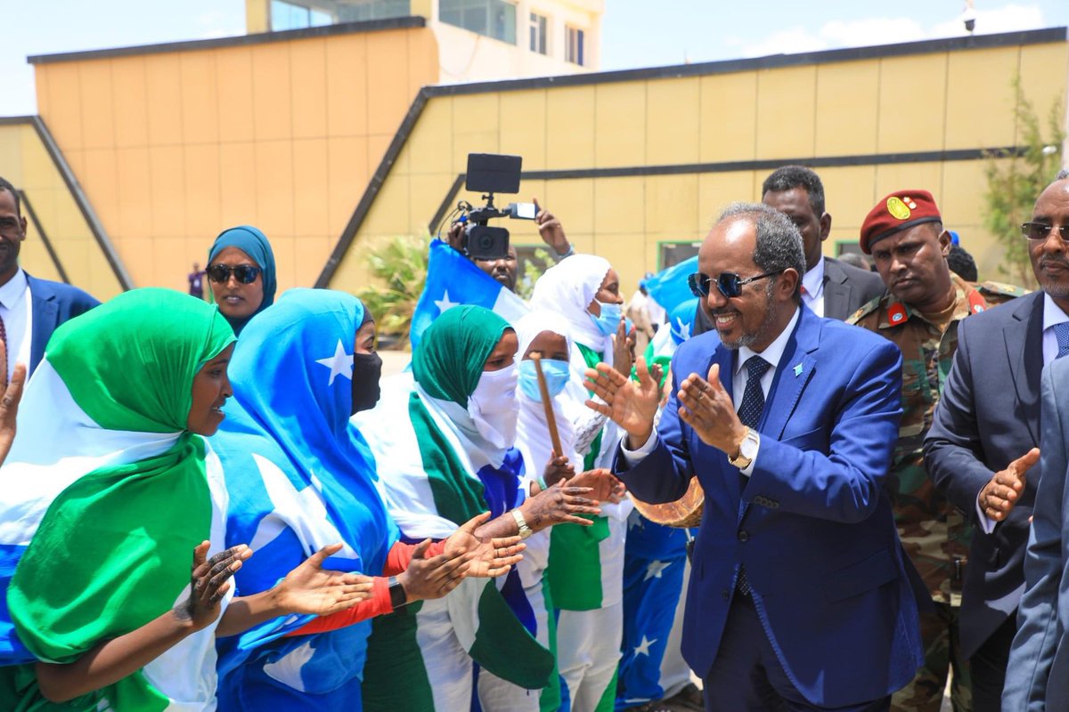 TheVillaSomalia's tweet photo. Madaxweynaha JFS Mudane @HassanSMohamud ayaa si diirran waxaa ugu soo dhoweeyey magaalada Garoowe, Madaxweynaha Puntland Mudane Siciid Cabdullaahi Deni, Madaxweyne Ku-xigeenkiisa Mudane Axmed Cilmi Karaash, Wasiirro, Xildhibaanno iyo qaybaha kala duwan ee bulshada. https://t.co/gLNmvlFaLS