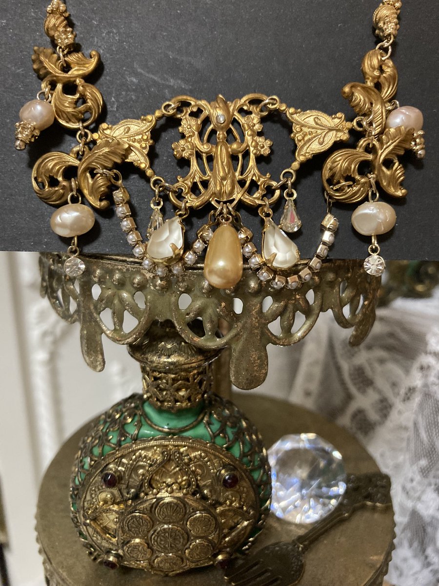 YukieIshibashi's tweet photo. このたび素敵なご縁を頂き、花畑にこ様からアクセサリーを作って頂きました。
これはもう芸術品です🎁
アンティークレターカードも同封して頂いたので、しばし飾って楽しみます💕
#28Natural https://t.co/oe7HDFiK7u