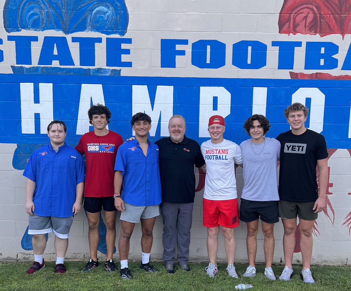 Great seeing my guys from MP Football back in the day!  Now seniors for ⁦<a href="/GHSMustangsFB/">GHSMustangsFootball</a>⁩. Honored to bring the pregame word this morning!