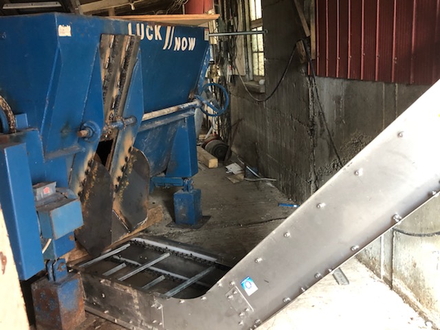 DortmansB's tweet photo. Check out this 18" @ValmetalInc conveyor with custom mixer chute and door that our service techs are currently installing.
#dortmansbros #Valmetal #conveyor #ontag https://t.co/9hKqfZRZnK