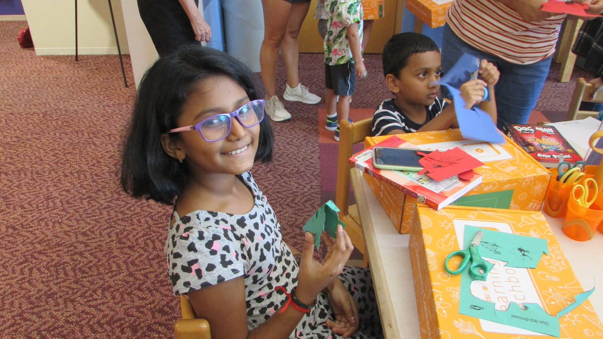 OhioLibraryCncl's tweet photo. Thank you, State Representative Tom Young for helping distribute @COSI learning lunchboxes at the @washcentlibrary. We're thrilled to partner with @COSI to make #STEM learning opportunities more accessible to Ohio’s kids. #LearningWithOhioLibraries https://t.co/dCb6Bp3GAj