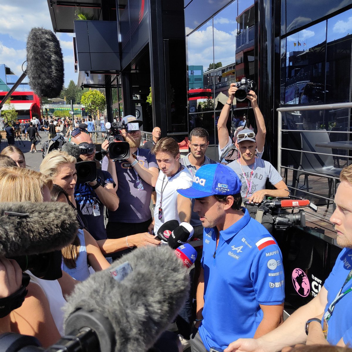 alomgc14's tweet photo. Alonso no da puntada sin hilo, se las sabe todas. Hoy sale a responder las preguntas de la prensa a pecho descubierto y suelta que había avisado de su fichaje por Aston Martin a todos los miembros del equipo menos a uno: Otmar Szafnauer.

¿Hace falta decir algo más? https://t.co/gocNNnw8jp