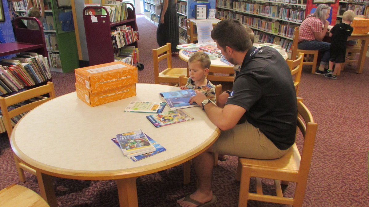OhioLibraryCncl's tweet photo. Thank you, State Representative Tom Young for helping distribute @COSI learning lunchboxes at the @washcentlibrary. We're thrilled to partner with @COSI to make #STEM learning opportunities more accessible to Ohio’s kids. #LearningWithOhioLibraries https://t.co/dCb6Bp3GAj
