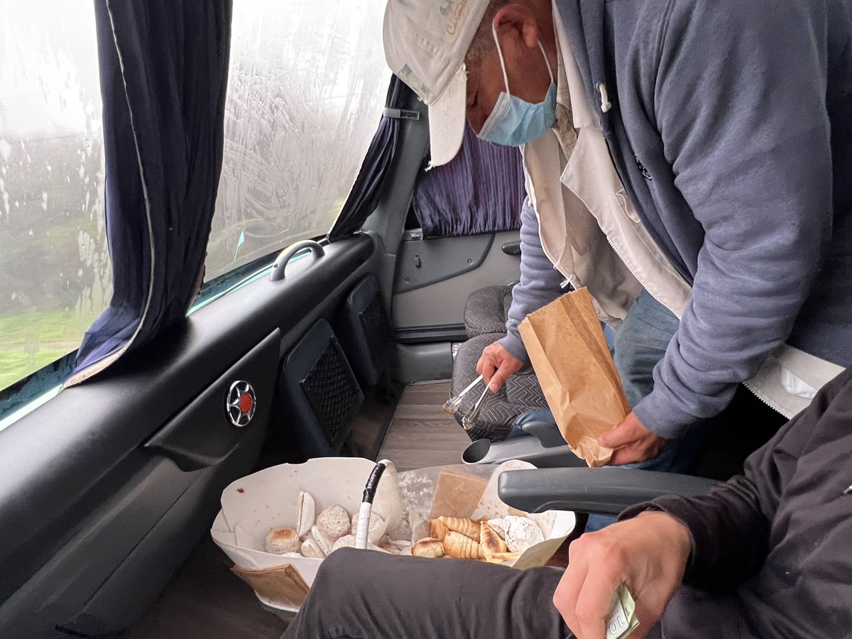 EthicalVoyage's tweet photo. チリの長距離バス
バス停でパン屋さんが乗ってきて車内販売をはじめた。美味しかったけどやはり甘甘。次はしょっぱいもの来ないかな〜 https://t.co/NjUsCdOP6V
